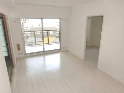 【居間・リビング】 | リベラルパレス文の里 | ＬＤＫ13帖　陽当りの良いお部屋です♪