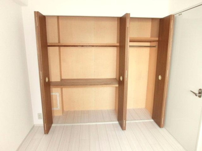【洋室】 | リベラルパレス文の里 | 洋室６帖に大き収納あります