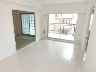 【居間・リビング】 | リベラルパレス文の里 | ＬＤＫ11.5帖　陽当りの良いお部屋です♪
