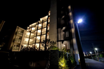 【外観】 | セルアージュ東神奈川アヴァンセ | 夜間の外観部分です。
