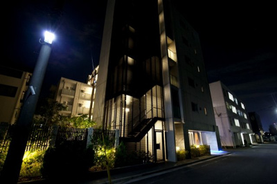 【外観】 | セルアージュ東神奈川アヴァンセ | 夜間の外観部分です。
