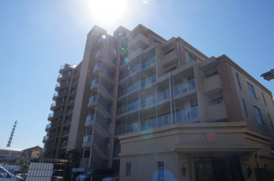 【外観】 | グランシティ金町 | 西洋風の明るいベージュの外構が特徴です。