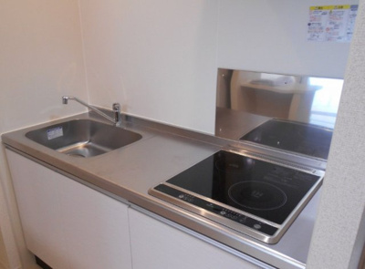 【キッチン】 | インゼル ガーデン | 反転タイプ・IH&ラジエントヒーターの2口コンロ完備です。