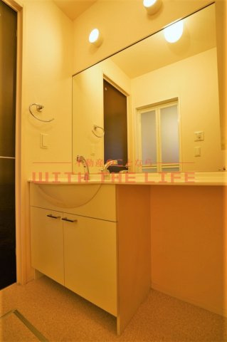 セジュールコロン【キャッシュバック対象】の独立洗面台|独立洗面台、小物を置くことができて便利です