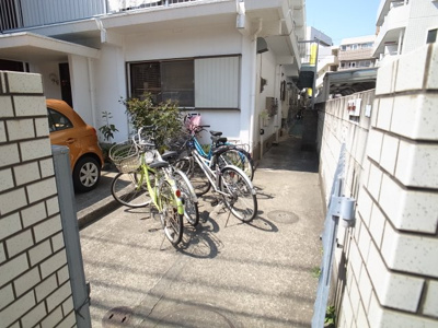 【エントランス】 | ＨＹＤＥＨＯＵＳＥ | 自転車はこちらにどうぞ☆