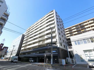 【外観】 | 総戸数６１戸、２０１３年２月築、管理人は日勤勤務につき管理体制良好です♪
