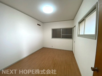 【洋室】 | 川西市萩原２丁目中古戸建 | ２階洋室６帖です♪室内は令和３年１０月リフォーム済み！お手入れ無しで即ご入居していただけます(^^)ぜひ現地をご覧ください！お気軽にネクストホープ不動産販売までお問い合わせを！！