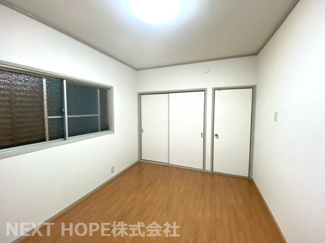 【洋室】 | 川西市萩原２丁目中古戸建 | 2階洋室６帖です♪室内は令和３年１０月リフォーム済み！お手入れ無しで即ご入居していただけます(^^)ぜひ現地をご覧ください！お気軽にネクストホープ不動産販売までお問い合わせを！！