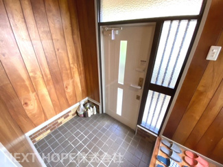 【玄関】 | 川西市萩原２丁目中古戸建 | 明るい玄関です♪