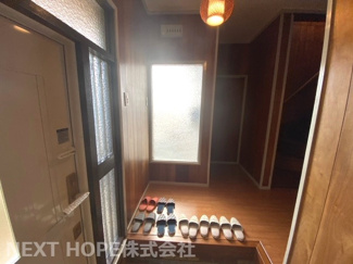 【玄関】 | 川西市萩原２丁目中古戸建 | 室内は令和３年１０月リフォーム済み！お手入れ無しで即ご入居していただけます(^^)ぜひ現地をご覧ください！お気軽にネクストホープ不動産販売までお問い合わせを！！