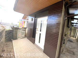 【玄関】 | 川西市萩原２丁目中古戸建 | 白色のかわいい玄関ドアです♪