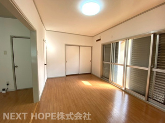 【洋室】 | 川西市萩原２丁目中古戸建 | １階洋室7.5帖です♪隣接するダイニングキッチンとの使用で13.5帖のLDKとしての使用も出来ます(^^)ぜひ現地でご確認ください！お気軽にネクストホープ不動産販売までお問い合わせを！！