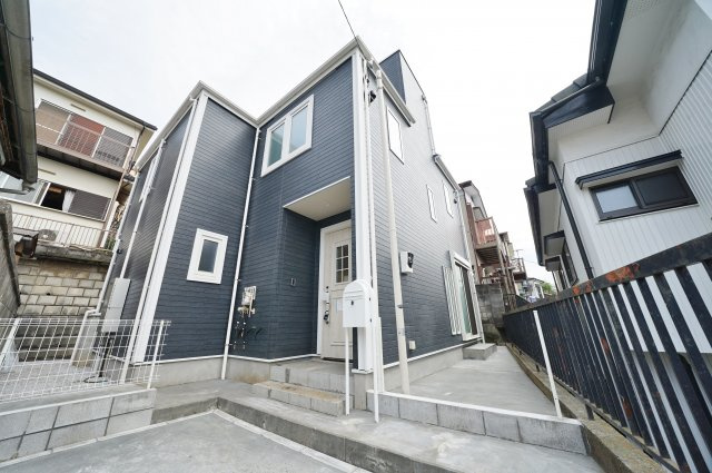 【横浜市西区久保町54-27新築戸建て】★仲介手数料無料★（稲荷台小学校・岩井原中学校）の外観|相鉄線「西横浜」駅徒歩圏内に立地する新築戸建物件です