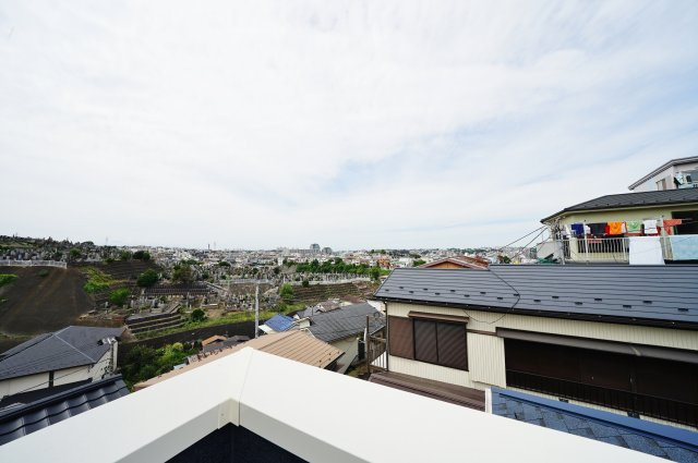 【横浜市西区久保町54-27新築戸建て】★仲介手数料無料★（稲荷台小学校・岩井原中学校）の展望|ルーフバルコニーからの眺望は開放感たっぷり