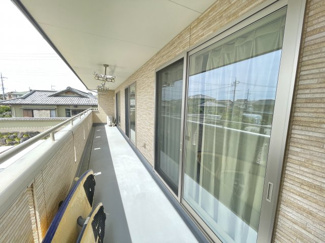 【バルコニー】 | 北群馬郡吉岡町漆原　中古戸建 | 南向きのバルコニーは日当たりがとても良いです