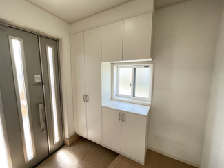 【玄関】 | 北群馬郡吉岡町漆原　中古戸建 | シューズボックス付の玄関は靴をたくさんしまえます