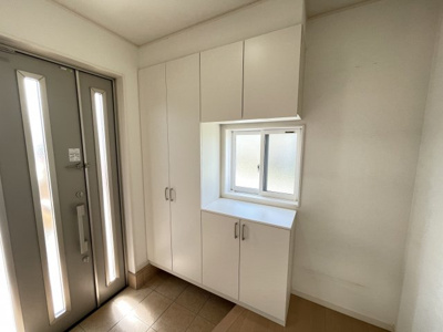 【玄関】 | 北群馬郡吉岡町漆原　中古戸建 | シューズボックス付の玄関は靴をたくさんしまえます