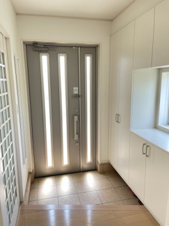 【エントランス】 | 北群馬郡吉岡町漆原　中古戸建 | 玄関も広々つかえます