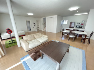 【居間・リビング】 | 北群馬郡吉岡町漆原　中古戸建 | リビング３０帖はとてもゆとりがあり魅力的