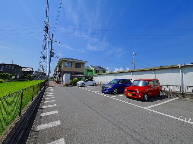 メゾン・ポナールの駐車場|駐車場に車を止められます