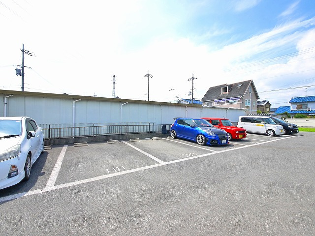 メゾン・ポナールの駐車場|駐車場に車を止められます