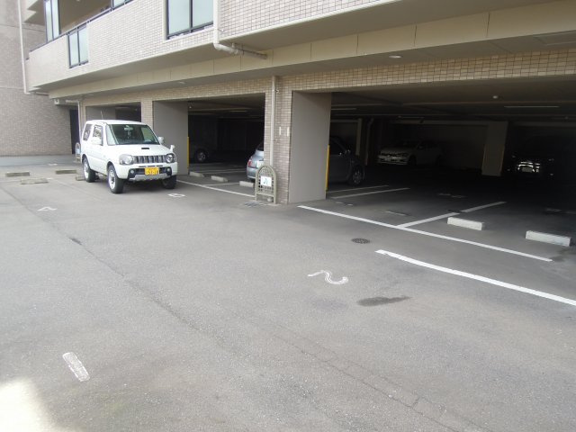 サーパス文京二丁目の駐車場