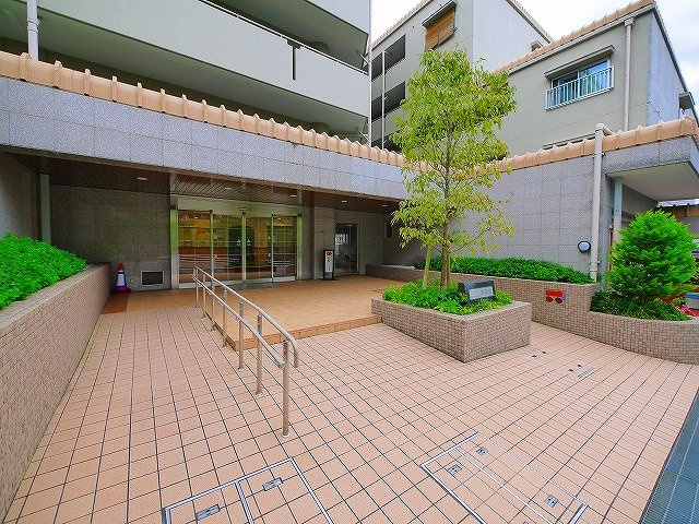 サンライフ学園前のエントランス