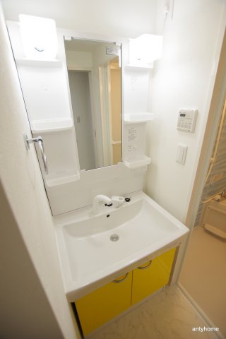 プライマル南森町パークビュー　仲介手数料無料の洗面所|ゆったりとスペースのある洗面所。