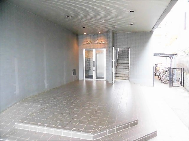 昭島市昭和町２丁目の賃貸マンションのエントランス