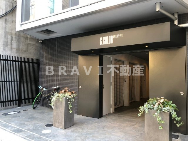 C.COLOR南新町（シーカラーミナミシンマチ）　BRAVI不動産のエントランス|【C.COLOR南新町】清潔なエントランスです