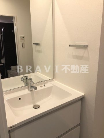 C.COLOR南新町（シーカラーミナミシンマチ）　BRAVI不動産の独立洗面台|【C.COLOR南新町】独立洗面化粧台が付いています