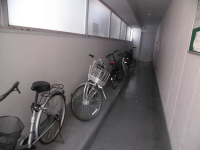 【駐車場】 | バッカスＹ＆Ｔ | 建物内自転車置き場です。
