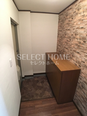 【玄関】 | パインフラットマンション | 収納もある玄関です