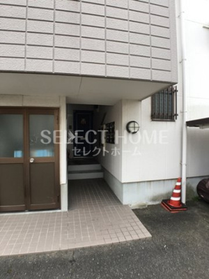 【エントランス】 | パインフラットマンション | 清潔なエントランスです