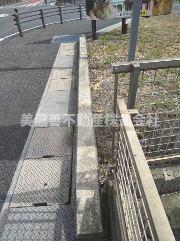５７２００　岐阜市岩田東土地の前面道路含む現地写真