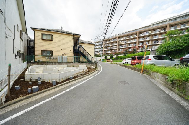 上星川駅徒歩１４分！生活施設充実♪保土ヶ谷区常盤台　新築戸建ての前面道路含む現地写真|北側が幅員約6mの道路に面し、車庫入れもスムーズ。