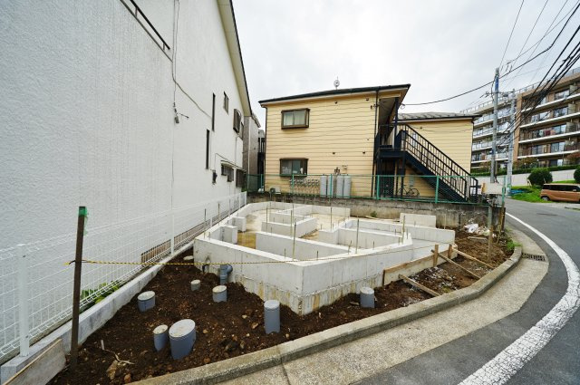 上星川駅徒歩１４分！生活施設充実♪保土ヶ谷区常盤台　新築戸建ての外観|愛車に嬉しいビルトインガレージ付き。