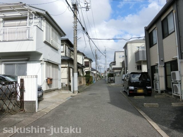 八千代台東６丁目　売地の前面道路含む現地写真|北東側４ｍ私道　間口約９．６ｍ