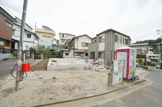 すまい給付金利用可。緑豊かな住環境♪保土ヶ谷区仏向町　新築戸建ての外観|第一種低層住居専用地域の閑静な住宅街に立地しています