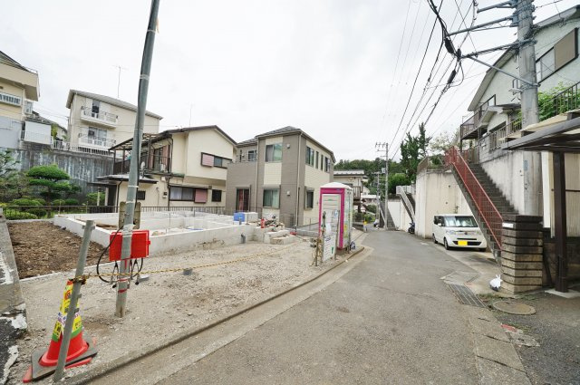 すまい給付金利用可。緑豊かな住環境♪保土ヶ谷区仏向町　新築戸建ての前面道路含む現地写真|東側約4ｍの道路に面しています