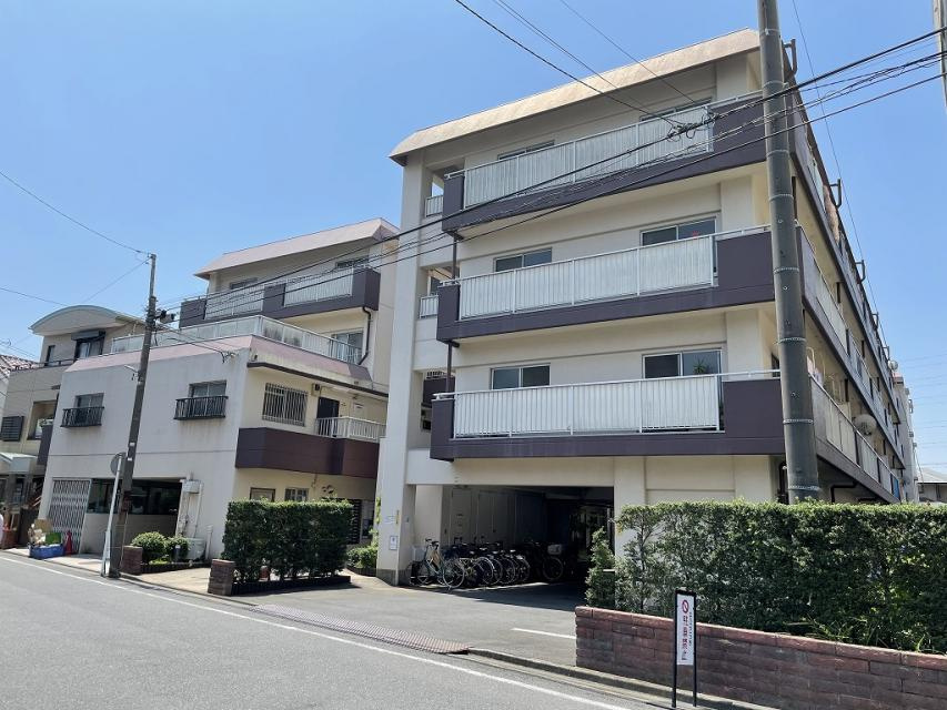 シティ川崎　（川崎区渡田新町3丁目）の外観|外観です　シティ川崎　新規内装リノベーションマンション　京急本線・JR南武線支線「八丁畷」駅　徒歩10分　家具付き　2LDK　平成20年大規模修繕工事実施済み　南向き　陽当り良好　1982年9月築　