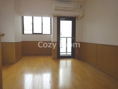 【洋室】 | 江坂OMパレス | 明るい洋室10.4帖です