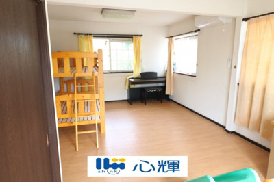 【洋室】 | 宇部市草江中古二階建て | 明るさを基調とした部屋は、部屋をより広く見せてくれます。