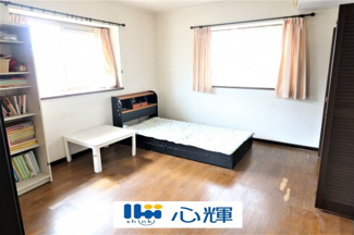 【洋室】 | 宇部市草江中古二階建て | 沢山の陽の光が入る明るい室内。収納たっぷりなのでお荷物の多いご家庭でもすっきりと収納できます。

