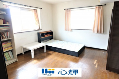 【洋室】 | 宇部市草江中古二階建て | 沢山の陽の光が入る明るい室内。収納たっぷりなのでお荷物の多いご家庭でもすっきりと収納できます。

