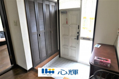【玄関】 | 宇部市草江中古二階建て | 靴の収納スペース、十分ございます。