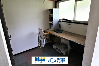 【洋室】 | 宇部市草江中古二階建て | キッチンに繋がるスペースです。家事室としてご利用できます。


