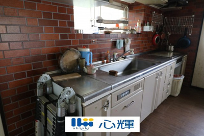 【キッチン】 | 宇部市草江中古二階建て | 充分なスペースを実現したキッチン空間となっています。寛ぐ方とお料理をされる方の一体感を重視した設計。


