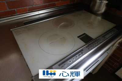 【キッチン】 | 宇部市草江中古二階建て | ＩＨクッキングヒーターです。安全機能も充実しているので安心。お掃除も楽です。

