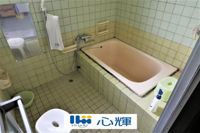 【浴室】 | 宇部市草江中古二階建て | ゆったりと足を伸ばし、寛げるバスルーム。一日の疲れを癒してくれる空間です。
